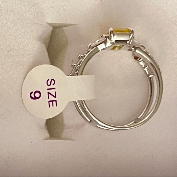 Lemon yellow quartz with cubic zirconia set in rhodium. Size 9 ring. - Picture 4 of 4